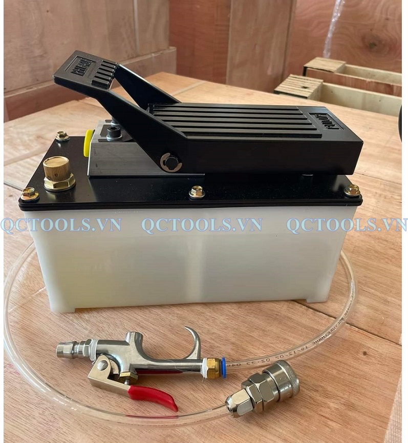 Bom khi nen thuy luc 2.3 lit than bang nhua