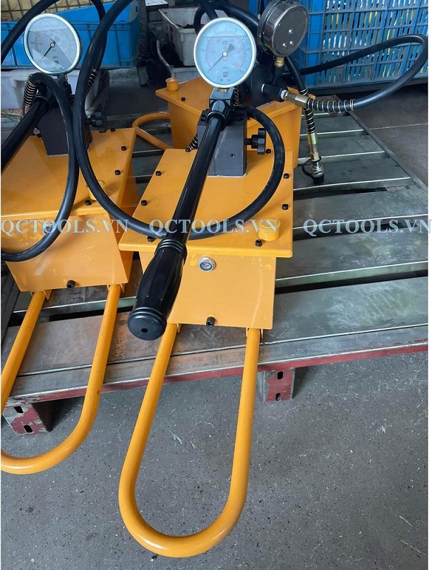 Bom tay thuy luc 7 lit 700 bar